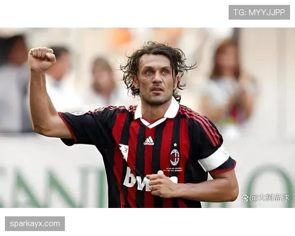 马尔蒂尼防守艺术深度解析：领衔足球场上的防线策略与技艺