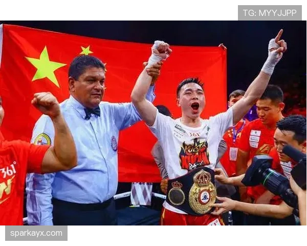 徐灿训练完直接去菜市场砍价，拳套还没摘