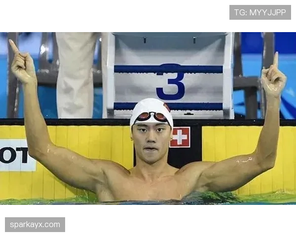 宁泽涛穿得像街头小混混，泳池边却是另一个宇宙