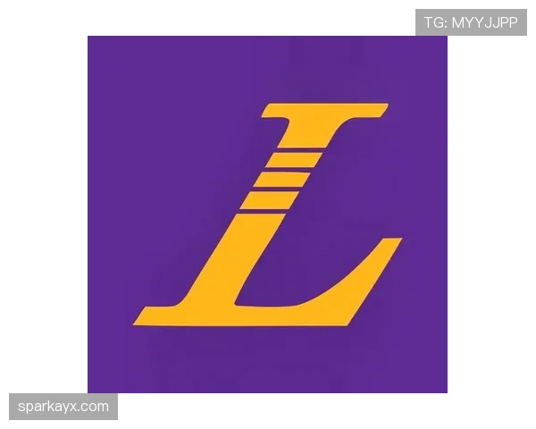 易建联家里冰箱贴都是NBA球队logo，连牛奶盒都按训练时间表排好